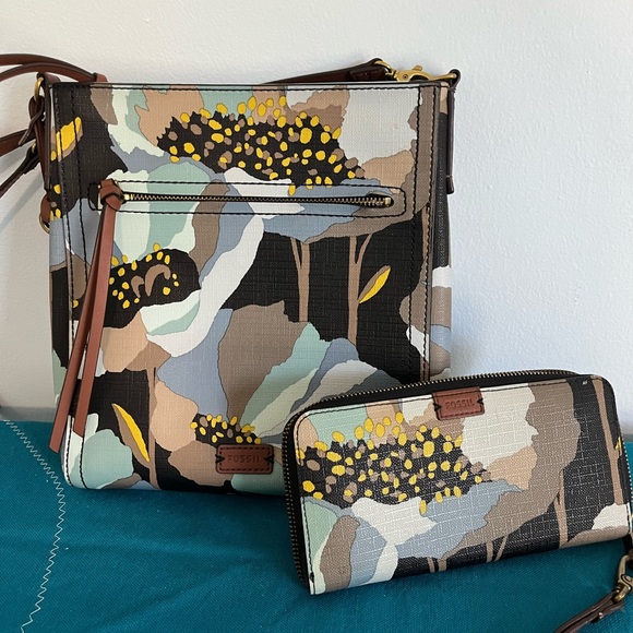 Fossil Crossbody and Wristlet Wallet - Picture 5 of 12